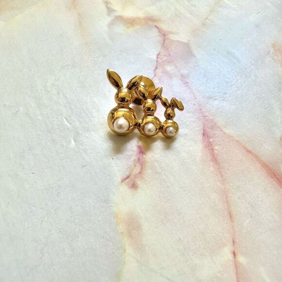 Avon bunny gold tone faux pearl pin - Picture 7 of 8